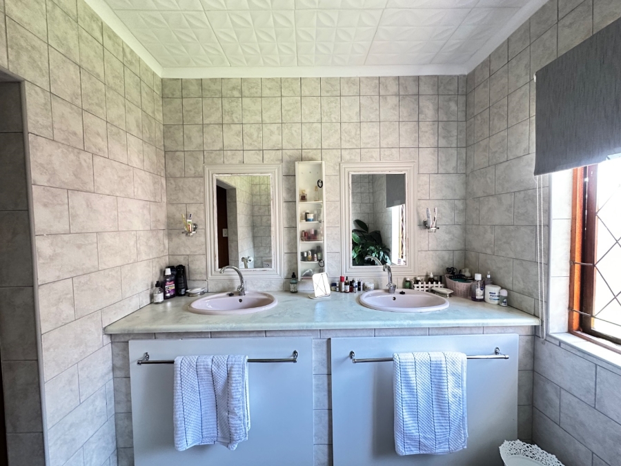6 Bedroom Property for Sale in Heiderand Western Cape